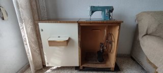 Máquina de coser Alfa antigua con mueble.