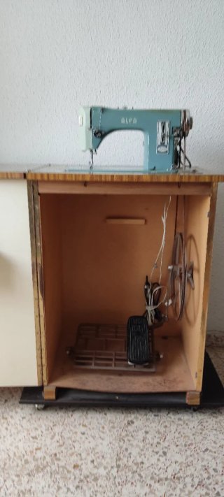 Máquina de coser Alfa antigua con mueble.