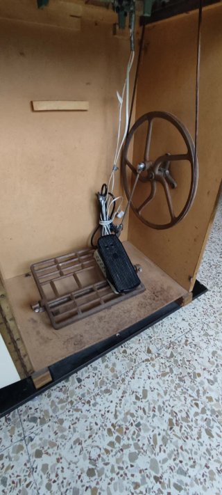 Máquina de coser Alfa antigua con mueble.
