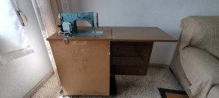 Máquina de coser Alfa antigua con mueble.