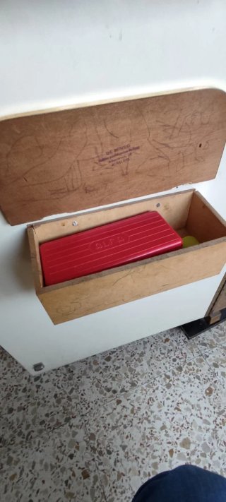 Máquina de coser Alfa antigua con mueble.