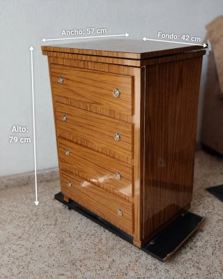 Máquina de coser Alfa antigua con mueble.