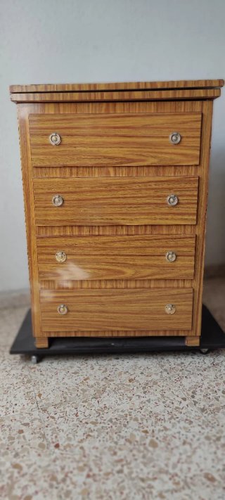 Máquina de coser Alfa antigua con mueble.