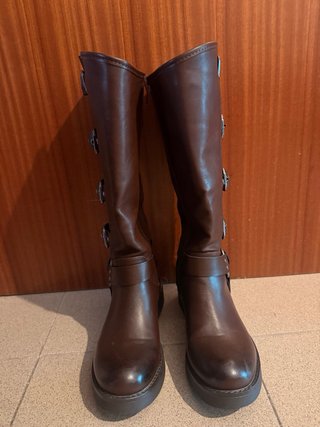 Botas altas marrones con hebillas