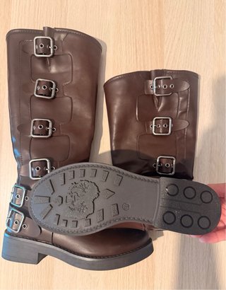 Botas altas marrones con hebillas