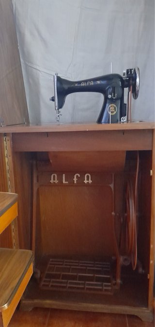 Máquina de coser Alfa negra