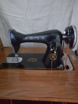 Máquina de coser Alfa negra