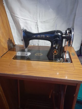 Máquina de coser Alfa negra