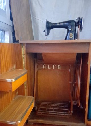 Máquina de coser Alfa negra