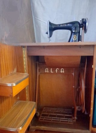 Máquina de coser Alfa negra