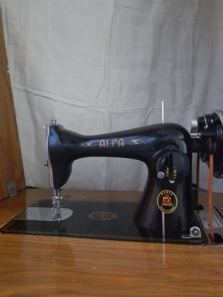 Máquina de coser Alfa negra
