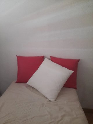 Cojines decorativos polipiel fucsia y blanco