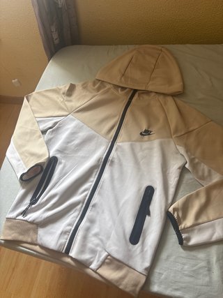 Sudadera Nike Beige y Blanca