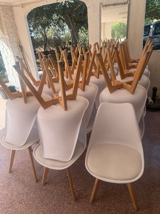 30 sillas Scand Nordic y 32 taburetes de madera