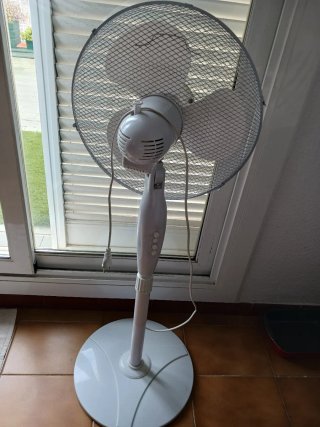 Ventilador de pie plateado y blanco
