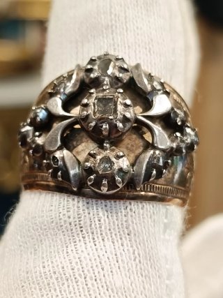 Anillo Isabelino Oro 18K Y detalles en plata