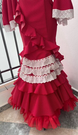 Traje de flamenca rojo con lunares blancos