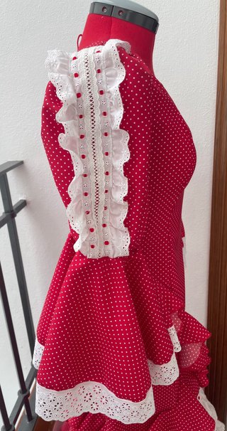 Traje de flamenca rojo con lunares blancos