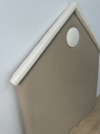 OUTLET - Cabecero casita beige y blanco.