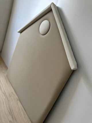 OUTLET - Cabecero casita beige y blanco.