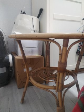 Mesa redonda de ratán y madera