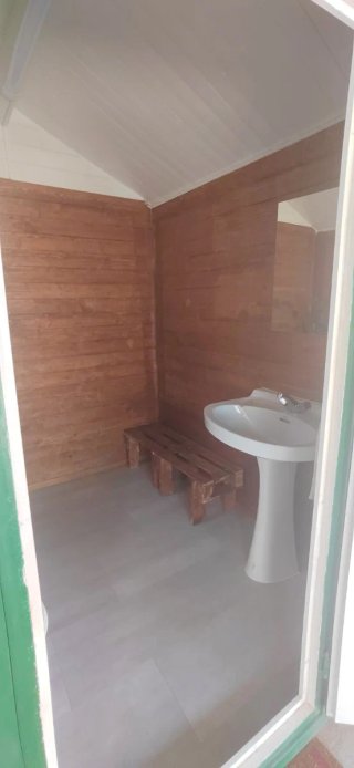 Campo con barbacoa y piscina para pasar el día
