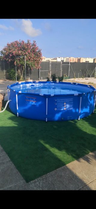 Campo con barbacoa y piscina para pasar el día