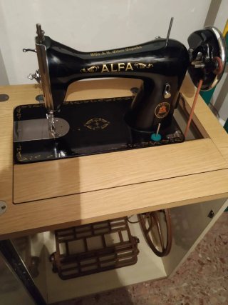 Máquina de coser Alfa antigua