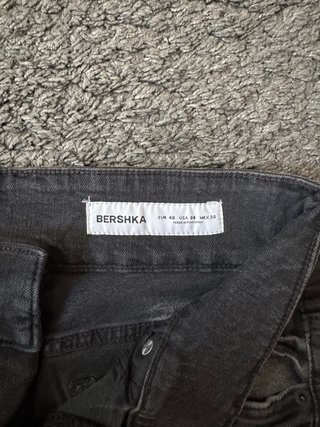 Pantalones grises acampanados
