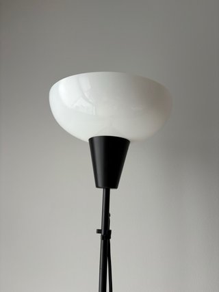 Lámpara de pie Ikea negra y blanca