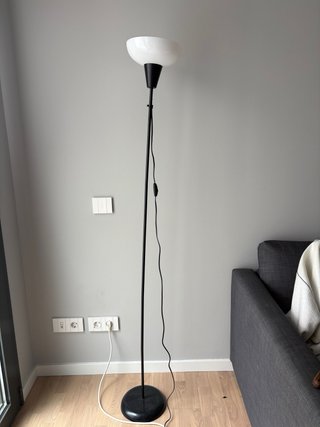 Lámpara de pie Ikea negra y blanca