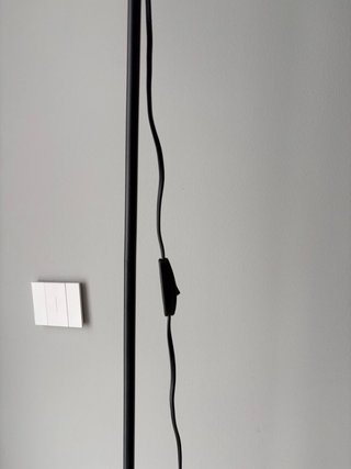 Lámpara de pie Ikea negra y blanca