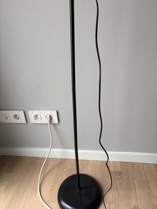 Lámpara de pie Ikea negra y blanca