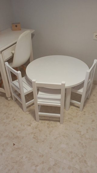 Mesa y 3 sillas  infantiles blancas