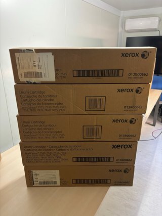 Impresora Xerox Altalink C8055 + Accesorios