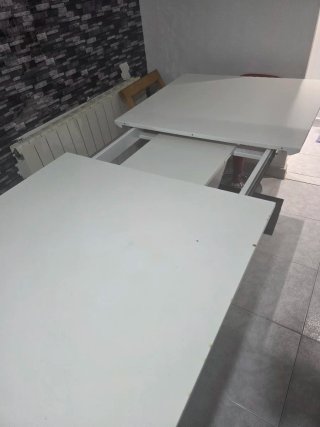 Mesa de salón extensible blanca y plateada