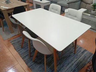 Mesa de comedor blanca y gris