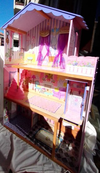 Casa de muñecas rosa con muebles