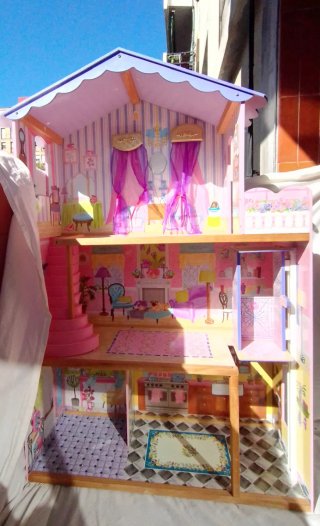 Casa de muñecas rosa con muebles