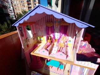 Casa de muñecas rosa con muebles