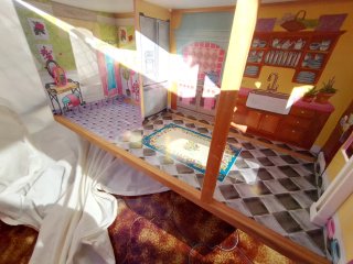 Casa de muñecas rosa con muebles