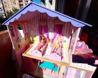 Casa de muñecas rosa con muebles