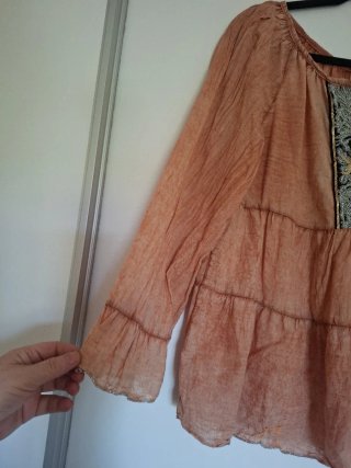 Blusa naranja con bordados dorados