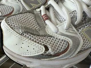 Zapatillas New Balance plateadas y blancas