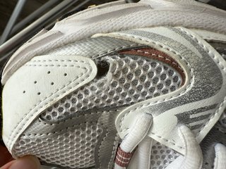Zapatillas New Balance plateadas y blancas