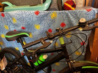 Bicicleta  negra con detalles verdes