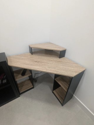 Escritorio esquinero negro y madera