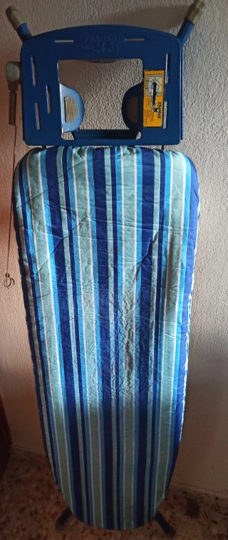 Tabla de planchar azul con rayas