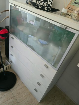 Mueble blanco con vitrina de cristal