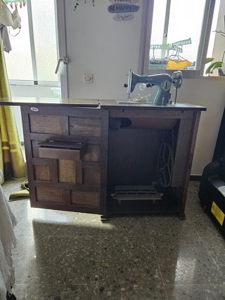 Máquina de coser Alfa con mueble